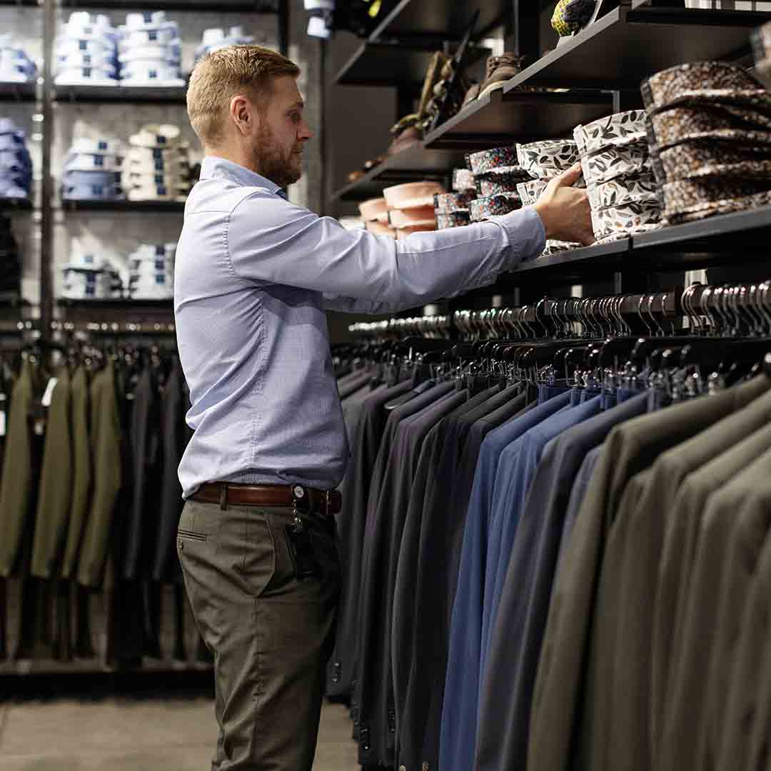 Large selection of shirts at Tøjeksperten in Frederiksberg.